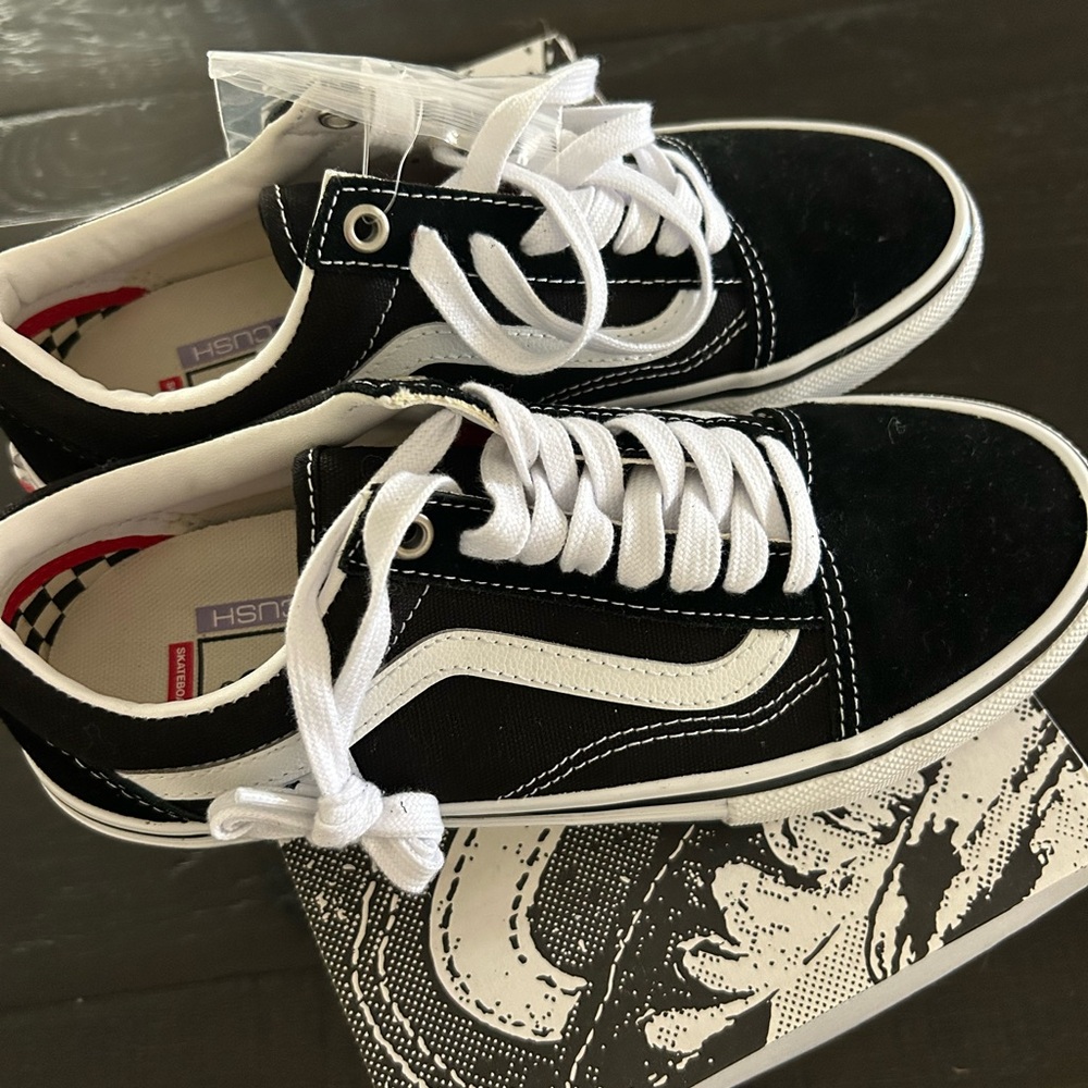 Vans Black and White Low-Top Shoes - Picture 3 of 6